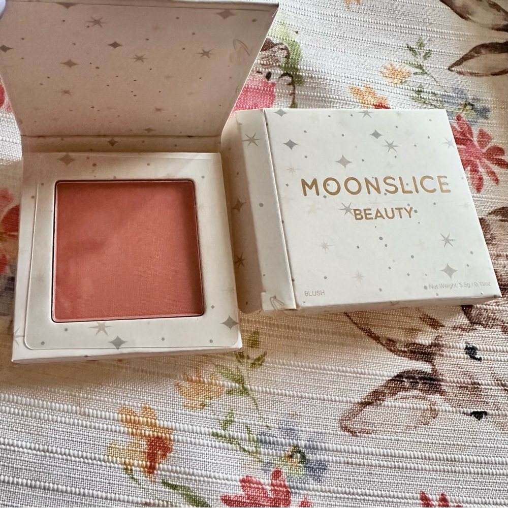 MOONSLICE BEAUTY
Pressed Blush in Gorgeous 
5.5 g / 0.19 oz. 
NEW in Box